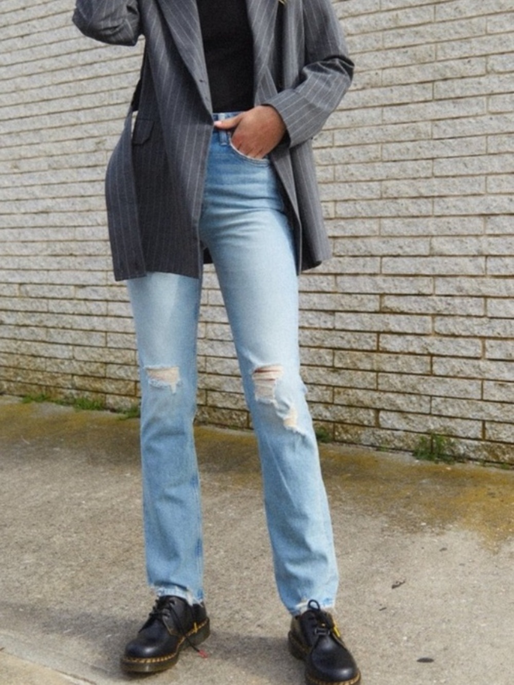 MOTHER Superior High Waisted Rider Skimp Jeans Confession was distressed size 23